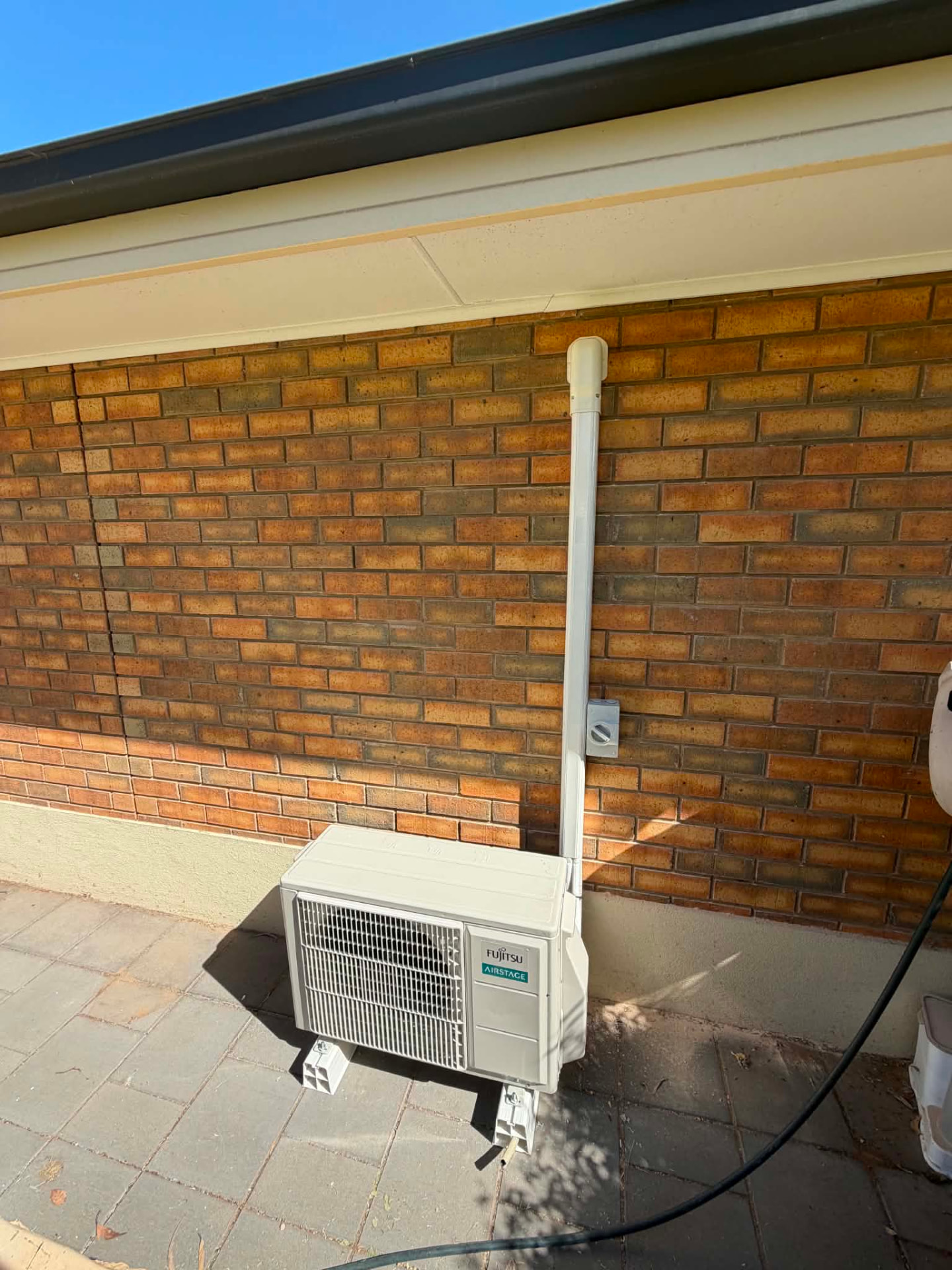 Fujitsu Airstage split system installed with isolator and conduit